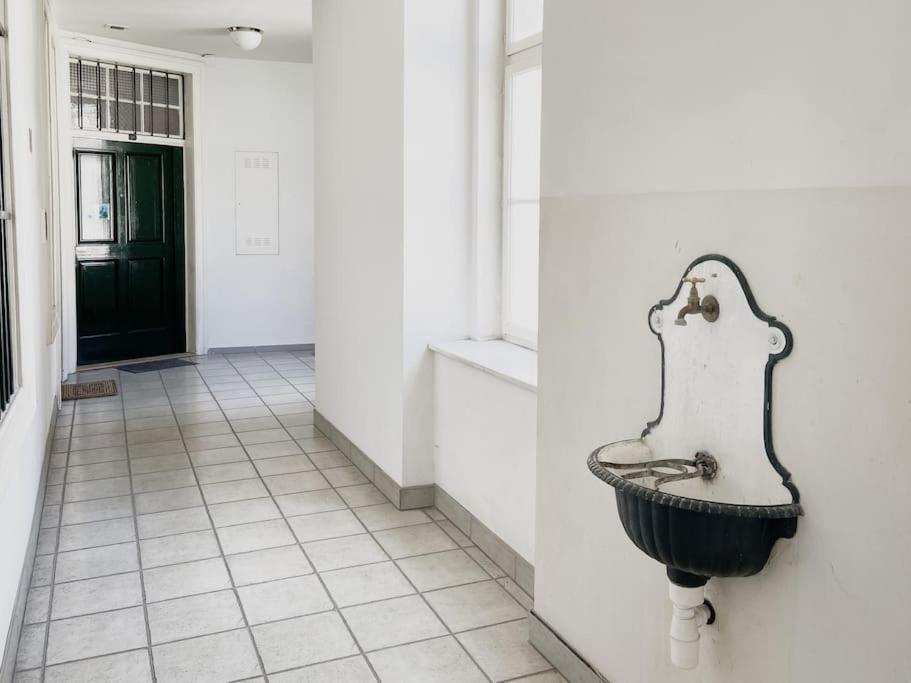 Stylish Designer Apartment At The Center Of Vienna Naschmarkt Exterior foto